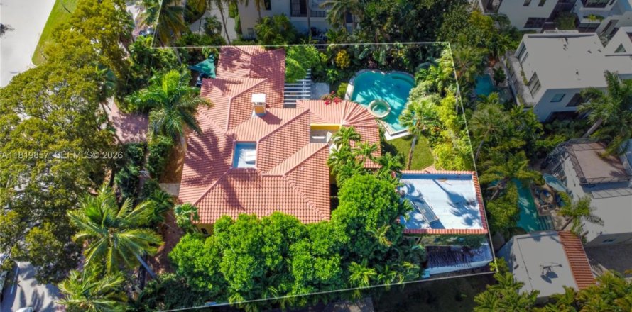 House in Miami Beach, Florida 4 bedrooms, 469.34 sq.m. № 2178835