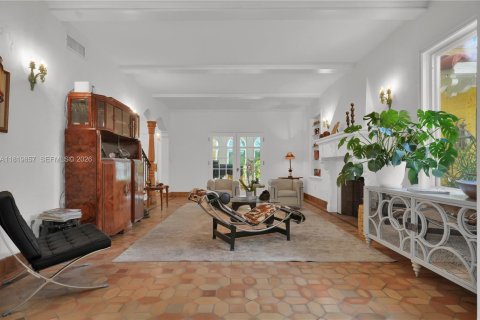 House in Miami Beach, Florida 4 bedrooms, 469.34 sq.m. № 2178835 - photo 11