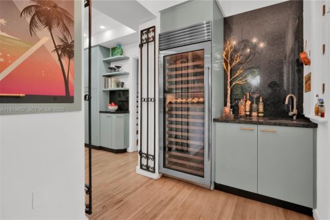 House in Miami Beach, Florida 4 bedrooms, 469.34 sq.m. № 2178835 - photo 15