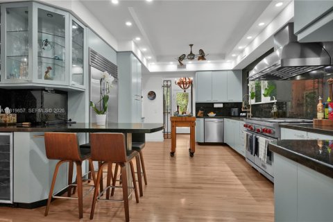 House in Miami Beach, Florida 4 bedrooms, 469.34 sq.m. № 2178835 - photo 13