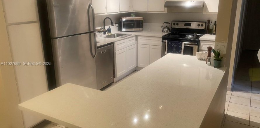 Condo in Miami, Florida, 3 bedrooms  № 1988489