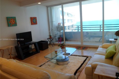 Снять в аренду кондоминиум в Холливуд, Флорида 3 спальни, 103.12м2, № 1935575 - фото 3