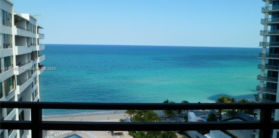 Кондоминиум с 3 спальнями в Холливуд, Флорида № 1935575