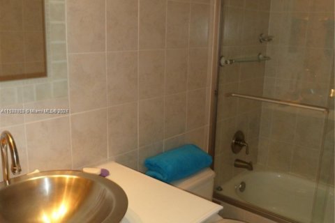 Снять в аренду кондоминиум в Холливуд, Флорида 3 спальни, 103.12м2, № 1935575 - фото 9