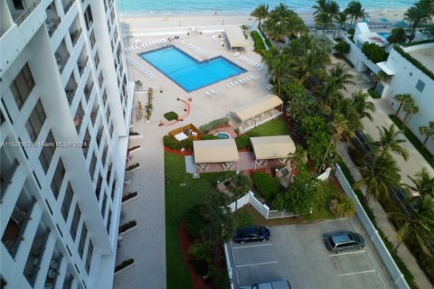 Снять в аренду кондоминиум в Холливуд, Флорида 3 спальни, 103.12м2, № 1935575 - фото 14