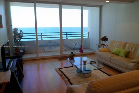 Снять в аренду кондоминиум в Холливуд, Флорида 3 спальни, 103.12м2, № 1935575 - фото 2