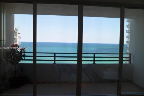 Снять в аренду кондоминиум в Холливуд, Флорида 3 спальни, 103.12м2, № 1935575 - фото 13