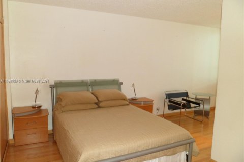 Снять в аренду кондоминиум в Холливуд, Флорида 3 спальни, 103.12м2, № 1935575 - фото 11