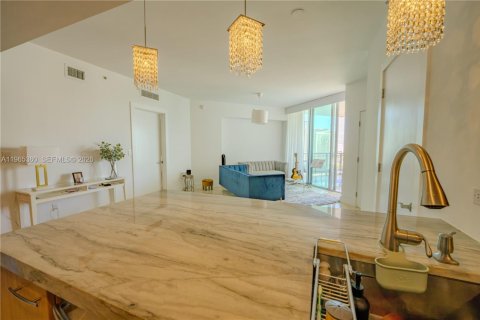 Condo in Miami, Florida, 2 bedrooms  № 2028933 - photo 10
