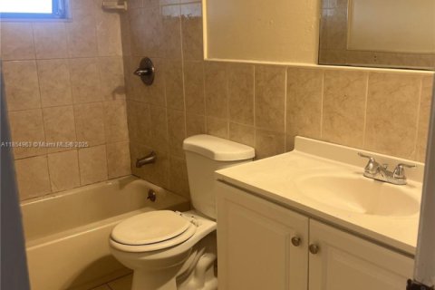 Casa en alquiler en Hollywood, Florida, 3 dormitorios, 102.19 m2 № 1962915 - foto 2