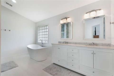 House in Winter Garden, Florida 4 bedrooms, 233.84 sq.m. № 1747068 - photo 23