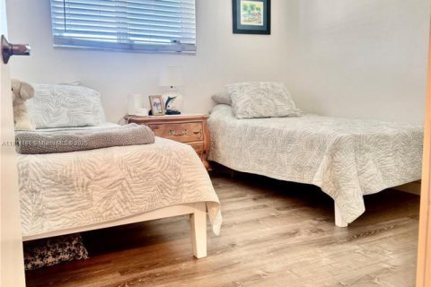 House in Miami, Florida 4 bedrooms, 222.59 sq.m. № 1934225 - photo 22