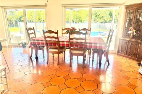 House in Miami, Florida 4 bedrooms, 222.59 sq.m. № 1934225 - photo 5