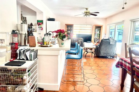 House in Miami, Florida 4 bedrooms, 222.59 sq.m. № 1934225 - photo 3