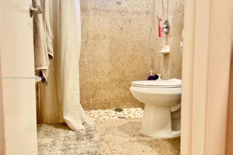 House in Miami, Florida 4 bedrooms, 222.59 sq.m. № 1934225 - photo 17