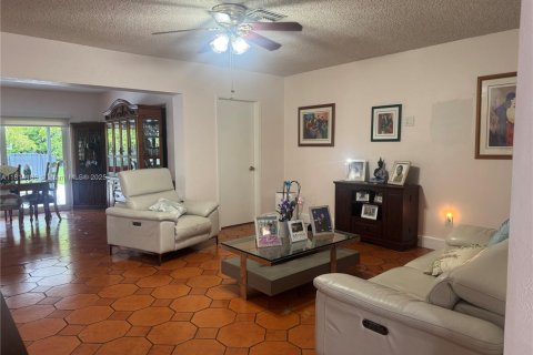 House in Miami, Florida 4 bedrooms, 222.59 sq.m. № 1934225 - photo 8