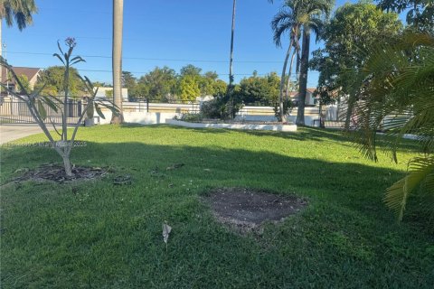 House in Miami, Florida 4 bedrooms, 222.59 sq.m. № 1934225 - photo 18