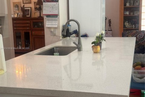 House in Miami, Florida 4 bedrooms, 222.59 sq.m. № 1934225 - photo 4