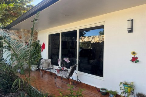 House in Miami, Florida 4 bedrooms, 222.59 sq.m. № 1934225 - photo 20