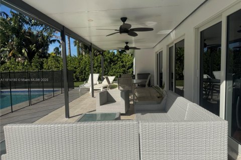 House in Miami, Florida 4 bedrooms, 222.59 sq.m. № 1934225 - photo 29