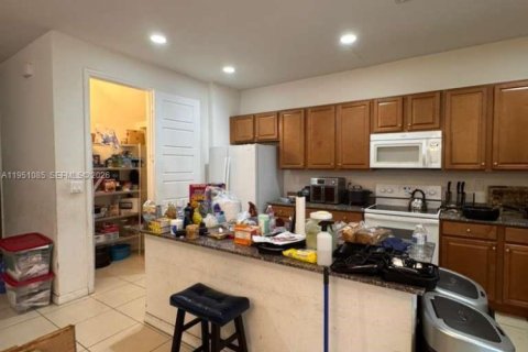 Снять в аренду таунхаус в Майами, Флорида 3 спальни, 179.86м2, № 2005999 - фото 30