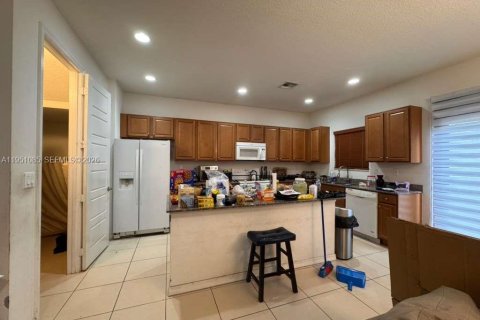 Снять в аренду таунхаус в Майами, Флорида 3 спальни, 179.86м2, № 2005999 - фото 19