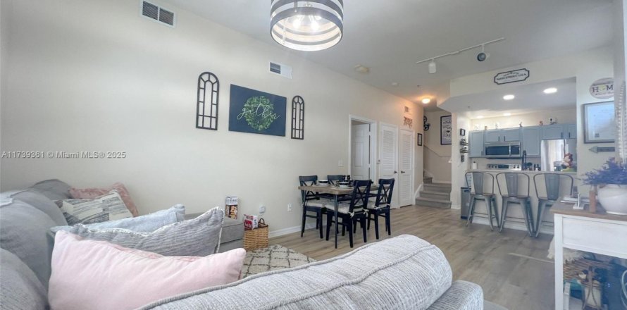 Таунхаус в Киссимми, Флорида 4 спальни № 1985119