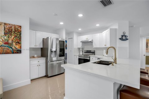 House in Weston, Florida 4 bedrooms, 192.31 sq.m. № 1830914 - photo 10