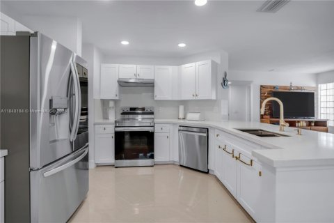 House in Weston, Florida 4 bedrooms, 192.31 sq.m. № 1830914 - photo 8
