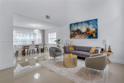 House in Weston, Florida 4 bedrooms, 192.31 sq.m. № 1830914 - photo 4