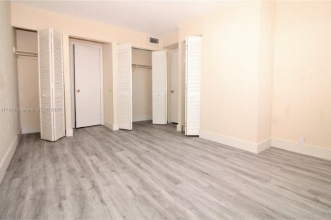 Condominio en alquiler en North Miami, Florida, 1 dormitorio, 65.96 m2 № 2076821 - foto 2