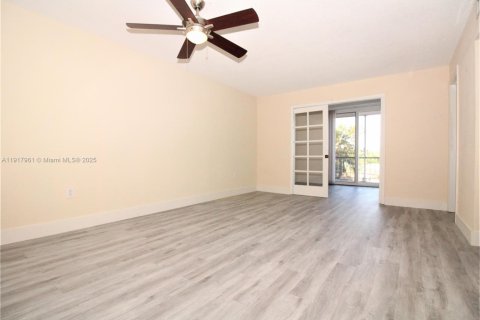Condominio en North Miami, Florida, 1 dormitorio  № 2076821