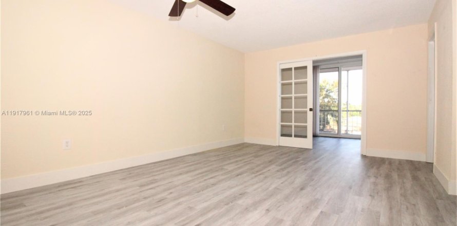Condominio en North Miami, Florida, 1 dormitorio  № 2076821