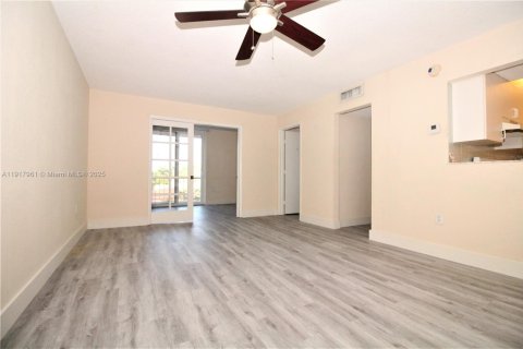 Condominio en alquiler en North Miami, Florida, 1 dormitorio, 65.96 m2 № 2076821 - foto 10
