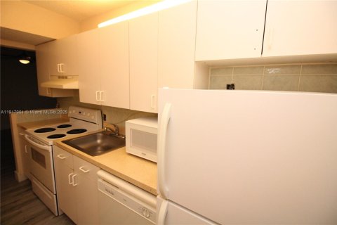 Condominio en alquiler en North Miami, Florida, 1 dormitorio, 65.96 m2 № 2076821 - foto 9
