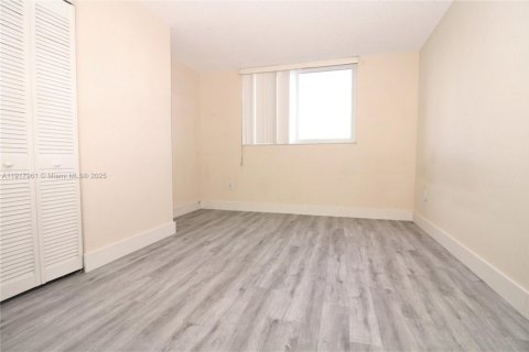 Condominio en alquiler en North Miami, Florida, 1 dormitorio, 65.96 m2 № 2076821 - foto 5