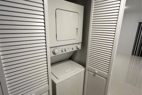 Condominio en alquiler en Miami, Florida, 2 dormitorios, 87.33 m2 № 2008742 - foto 4