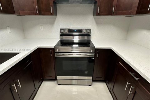 Condominio en alquiler en Miami, Florida, 2 dormitorios, 87.33 m2 № 2008742 - foto 6