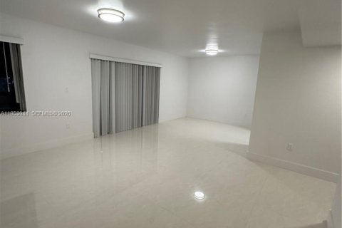 Condominio en alquiler en Miami, Florida, 2 dormitorios, 87.33 m2 № 2008742 - foto 2