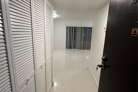 Condominio en alquiler en Miami, Florida, 2 dormitorios, 87.33 m2 № 2008742 - foto 3