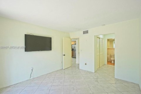 Condo in Miami, Florida, 1 bedroom  № 2068699 - photo 6