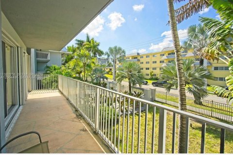 Condo in Miami, Florida, 1 bedroom  № 2068699 - photo 10