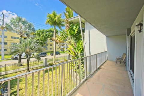 Condo in Miami, Florida, 1 bedroom  № 2068699 - photo 11
