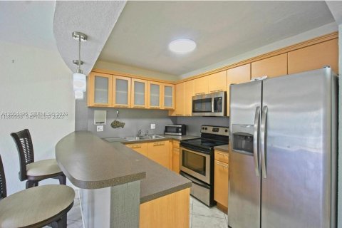 Condo in Miami, Florida, 1 bedroom  № 2068699 - photo 3