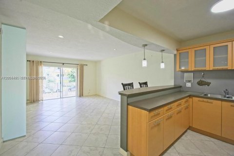 Condo in Miami, Florida, 1 bedroom  № 2068699 - photo 2