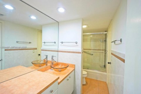 Condo in Miami, Florida, 1 bedroom  № 2068699 - photo 9