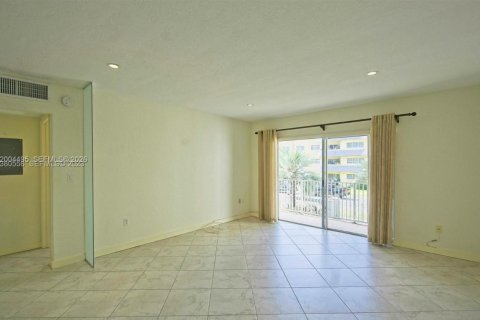 Condo in Miami, Florida, 1 bedroom  № 2068699 - photo 8