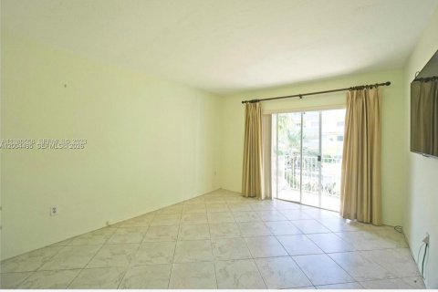 Condo in Miami, Florida, 1 bedroom  № 2068699 - photo 7