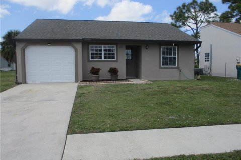House in Port Charlotte, Florida 2 bedrooms, 75.53 sq.m. № 2358680