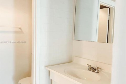 Condominio en alquiler en Lauderdale Lakes, Florida, 2 dormitorios, 113.34 m2 № 1951090 - foto 11